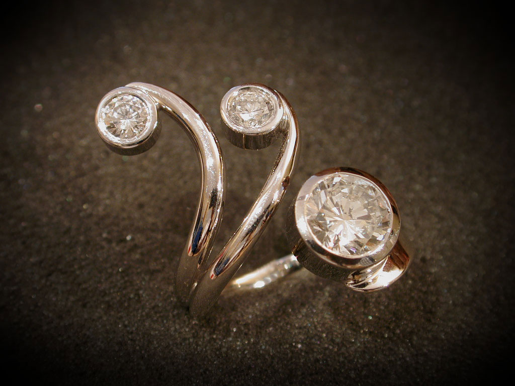 Ring in floralem Design mit drei Diamanten